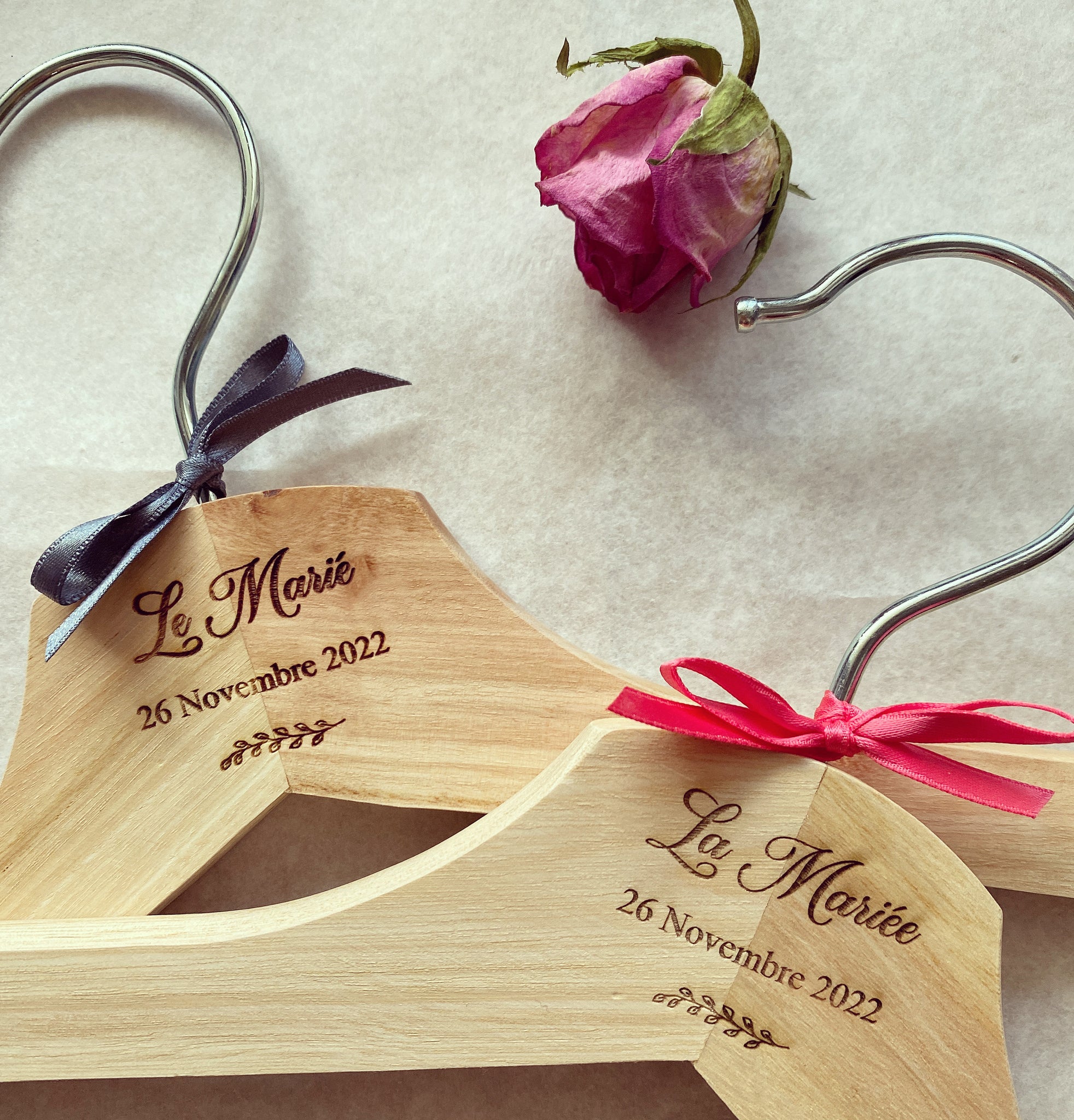 Cintre en bois personnalisé avec vos prénoms pour votre mariage — Les  Spirales d'Elise